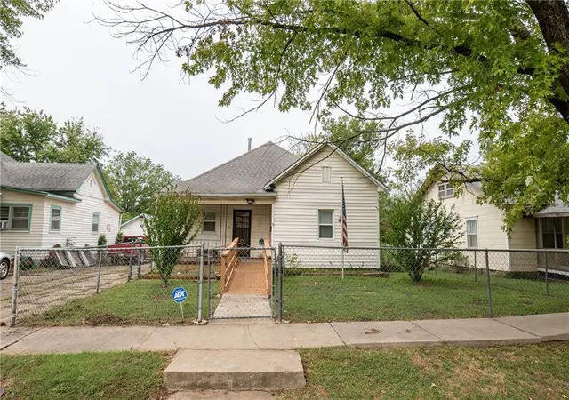 Single family home for sale at 213 S Burns St, Independence, KS 67301 | MLS# 2645119