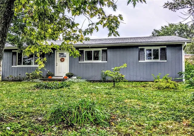 Photo 3 of Single family home for sale at 225 E Clearview Dr, Columbia, MO 65202 | MLS# 2645132 | Listing updated on 2026-10-08