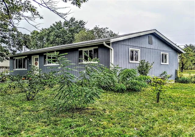 Photo 3 of Single family home for sale at 225 E Clearview Dr, Columbia, MO 65202 | MLS# 2645132 | Listing updated on 2026-10-08