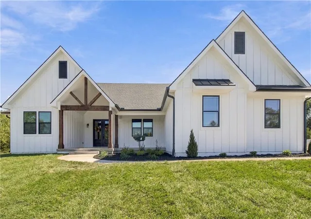 Photo 4 of Single family home for sale at 36401 E Bynum Spur Rd, Lone Jack, MO 64070 | MLS# 2645135 | Listing updated on 2026-10-08