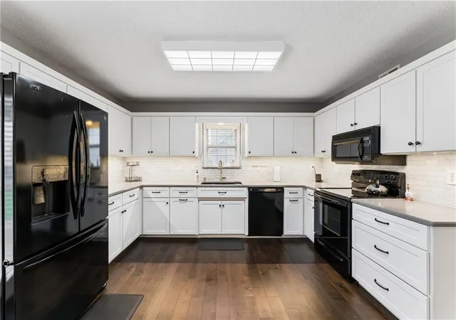 Photo 2 of Single family home for sale at 809 Ne Aaron Dr, Lees Summit, MO 64086 | MLS# 2645141 | Listing updated on 2026-10-19