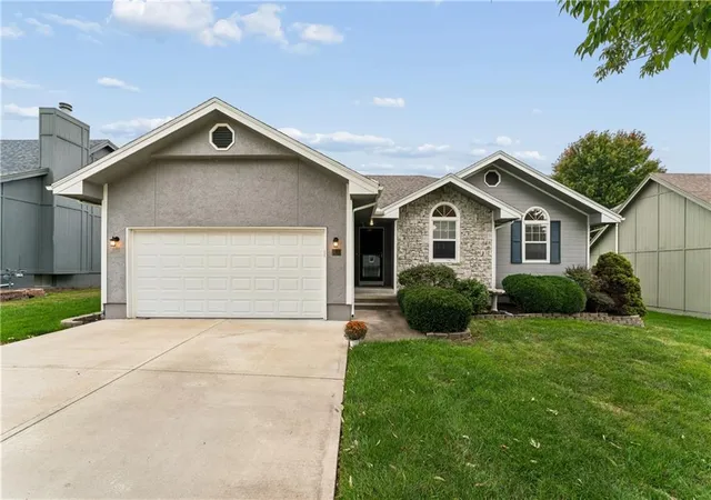 Photo 1 of Single family home for sale at 809 NE Aaron Dr, Lees Summit, MO 64086 | MLS# 2645141 | Listing updated on 2026-10-07