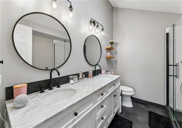 Photo 3 of Single family home for sale at 809 Ne Aaron Dr, Lees Summit, MO 64086 | MLS# 2645141 | Listing updated on 2026-10-19