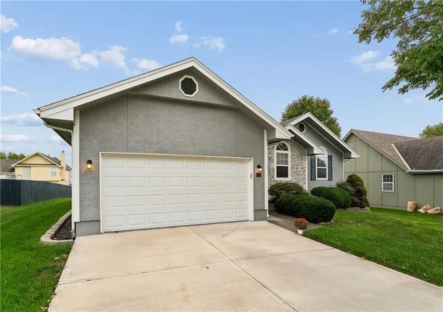 Photo 2 of Single family home for sale at 809 NE Aaron Dr, Lees Summit, MO 64086 | MLS# 2645141 | Listing updated on 2026-10-07