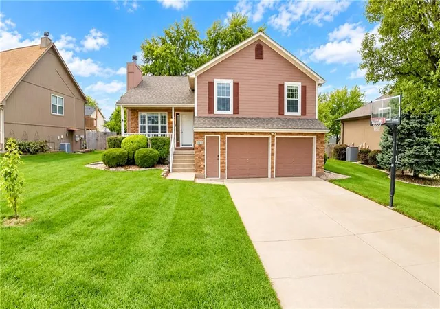 Single family home for sale at 1406 Tabitha Ln, Greenwood, MO 64034 | MLS# 2645152