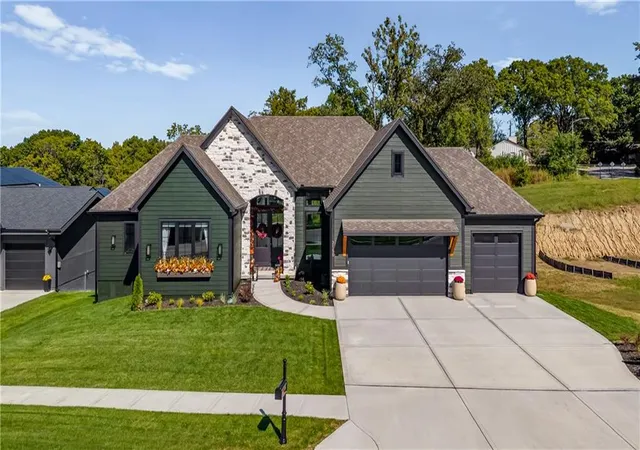 Photo 1 of Single family home for sale at 2150 Nw Scenic View Dr, Riverside, MO 64150 | MLS# 2645153 | Listing updated on 2026-10-09