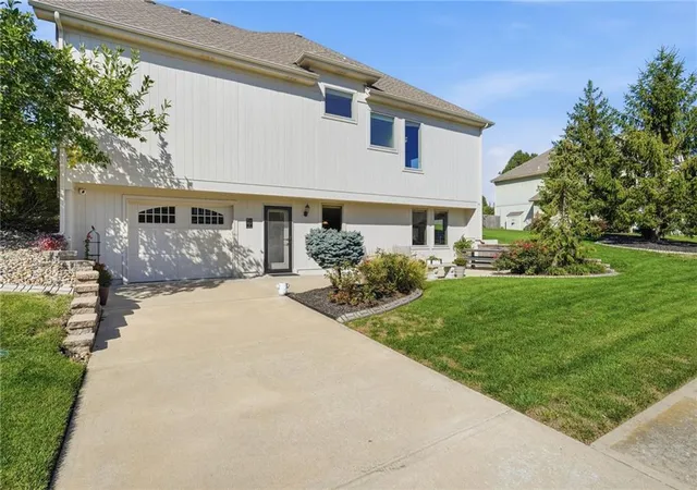 Photo 1 of Single family home for sale at 1510 Spur Ridge Cir, Raymore, MO 64083 | MLS# 2645154 | Listing updated on 2026-10-08