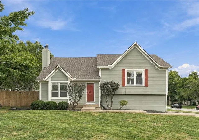 Photo 1 of Single family home for sale at 824 Se 10th Terrace, Lees Summit, MO 64081 | MLS# 2645158 | Listing updated on 2026-10-02