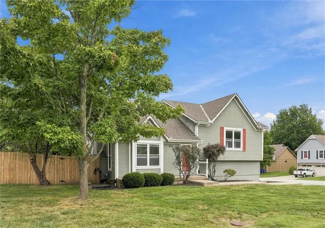 Photo 2 of Single family home for sale at 824 Se 10th Terrace, Lees Summit, MO 64081 | MLS# 2645158 | Listing updated on 2026-10-02