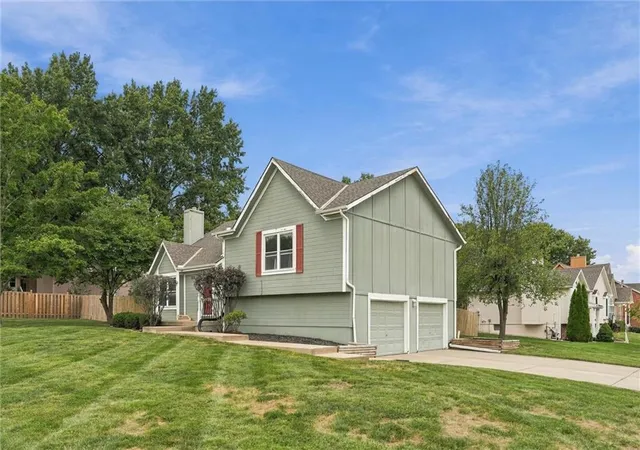 Photo 3 of Single family home for sale at 824 Se 10th Terrace, Lees Summit, MO 64081 | MLS# 2645158 | Listing updated on 2026-10-02