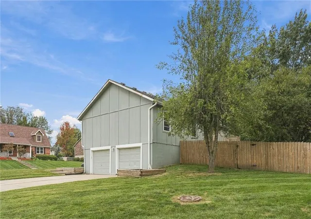 Photo 3 of Single family home for sale at 824 SE 10th Terrace, Lees Summit, MO 64081 | MLS# 2645158 | Listing updated on 2026-10-02