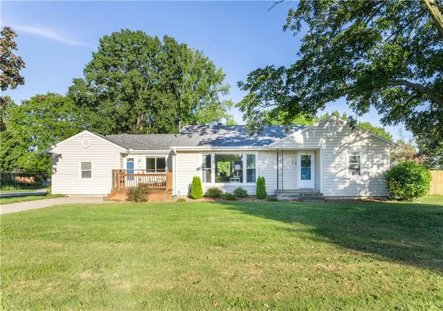 Photo 1 of Single family home for sale at 1402 S English Ave, Marshall, MO 65340 | MLS# 2645164 | Listing updated on 2026-10-02