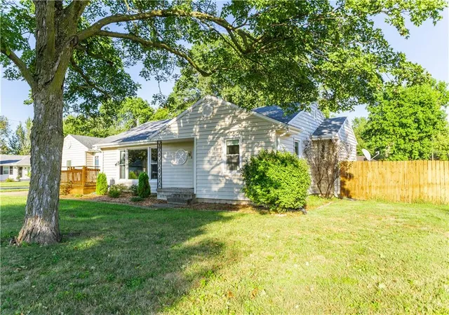 Photo 3 of Single family home for sale at 1402 S English Ave, Marshall, MO 65340 | MLS# 2645164 | Listing updated on 2026-10-02