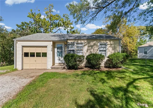 Single family home for sale at 8108 9 Highway, Kansas City, MO 64152 | MLS# 2645167