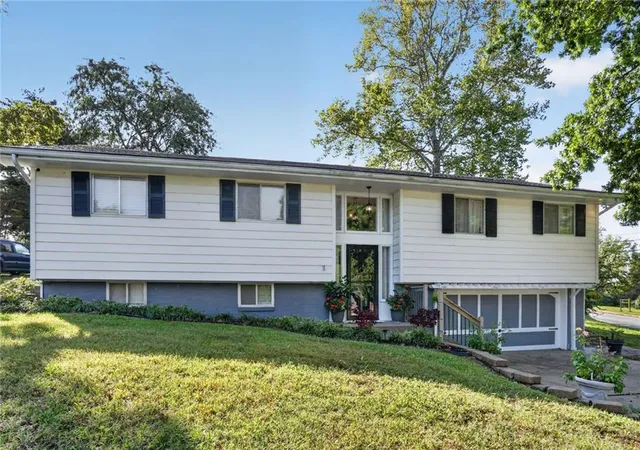 Photo 1 of Sale Pending at 305 Nw 60th Terrace, Kansas City, MO 64118 | MLS# 2645174 | Listing updated on 2026-10-05