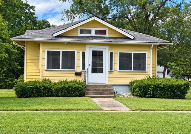 Single family home for sale at 116 S Oak St, Gardner, KS 66030 | MLS# 2645177