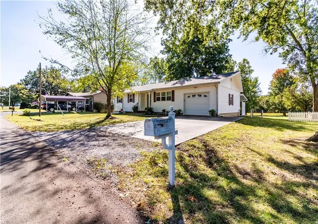 Photo 3 of Single family home for sale at 305 Hillcrest Dr, Windsor, MO 65360 | MLS# 2645184 | Listing updated on 2026-10-03