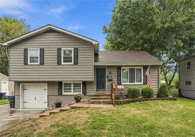 Photo 1 of Sale Pending at 813 S Sunset Dr, Olathe, KS 66061 | MLS# 2645197 | Listing updated on 2026-10-03