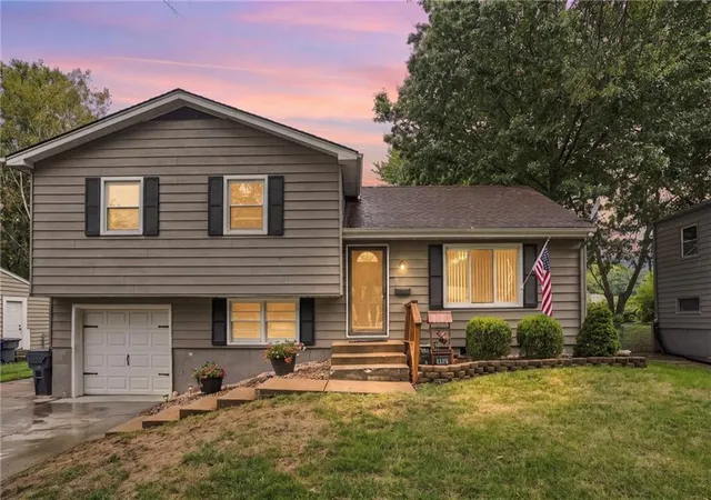 Photo 2 of Sale Pending at 813 S Sunset Dr, Olathe, KS 66061 | MLS# 2645197 | Listing updated on 2026-10-03