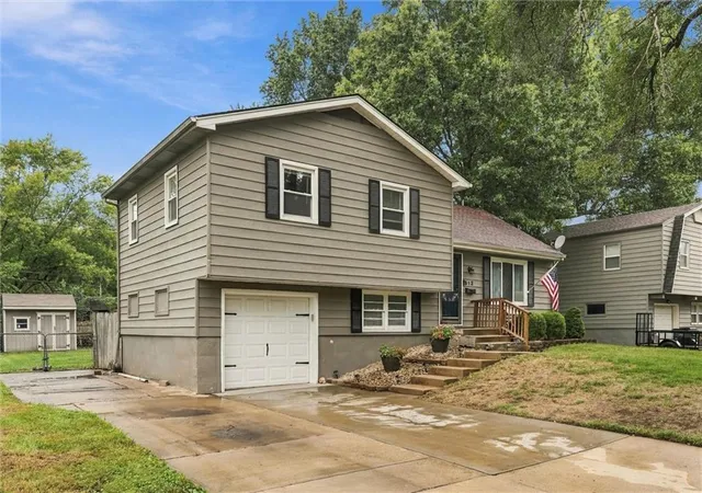 Photo 3 of Sale Pending at 813 S Sunset Dr, Olathe, KS 66061 | MLS# 2645197 | Listing updated on 2026-10-03