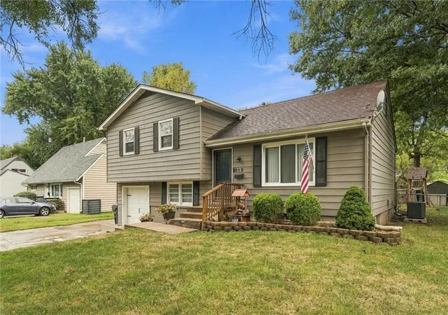 Photo 3 of Sale Pending at 813 S Sunset Dr, Olathe, KS 66061 | MLS# 2645197 | Listing updated on 2026-10-03