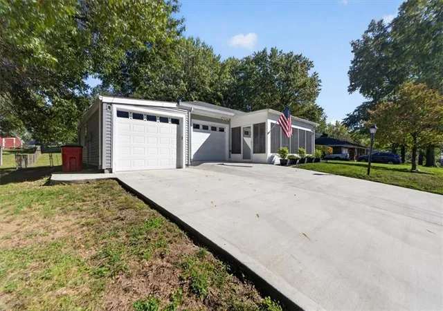 Photo 3 of Single family home for sale at 419 Dickinson Rd, Independence, MO 64050 | MLS# 2645198 | Listing updated on 2026-10-08