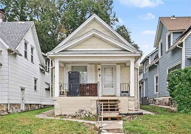 Photo 2 of Single family home for sale at 220 N Elmwood Ave, Kansas City, MO 64123 | MLS# 2645199 | Listing updated on 2026-10-02