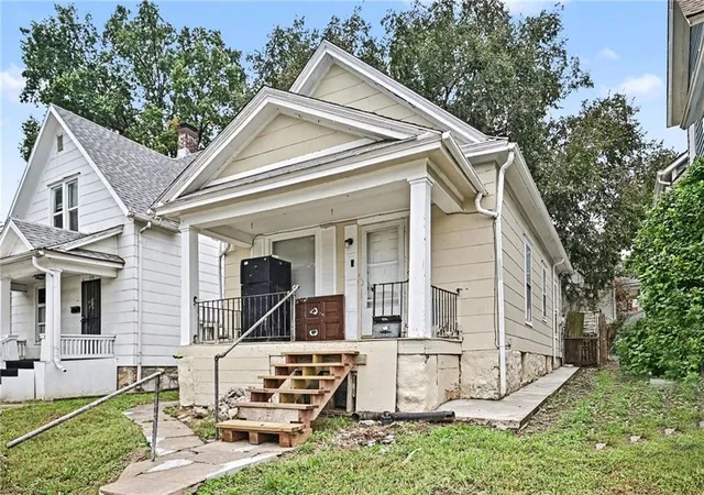 Photo 3 of Single family home for sale at 220 N Elmwood Ave, Kansas City, MO 64123 | MLS# 2645199 | Listing updated on 2026-10-02