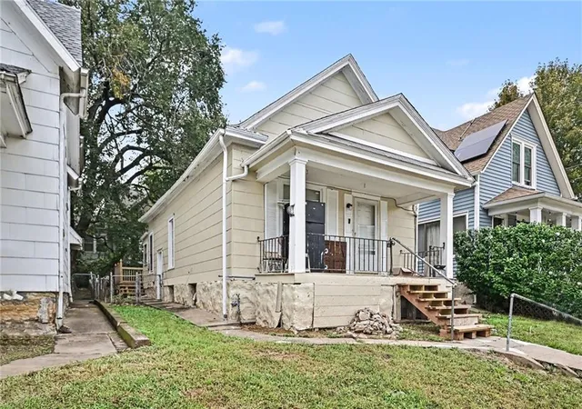 Photo 3 of Single family home for sale at 220 N Elmwood Ave, Kansas City, MO 64123 | MLS# 2645199 | Listing updated on 2026-10-02