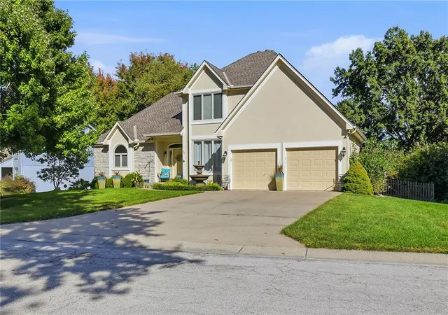 Photo 2 of Single family home for sale at 607 Nw Brookhaven Dr, Lees Summit, MO 64081 | MLS# 2645200 | Listing updated on 2026-10-09