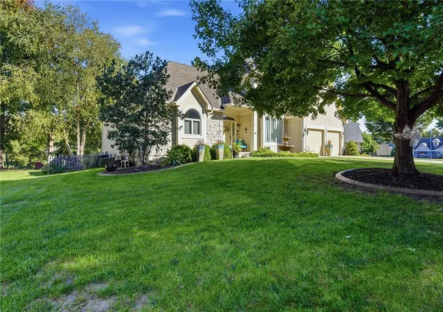 Photo 3 of Single family home for sale at 607 Nw Brookhaven Dr, Lees Summit, MO 64081 | MLS# 2645200 | Listing updated on 2026-10-09