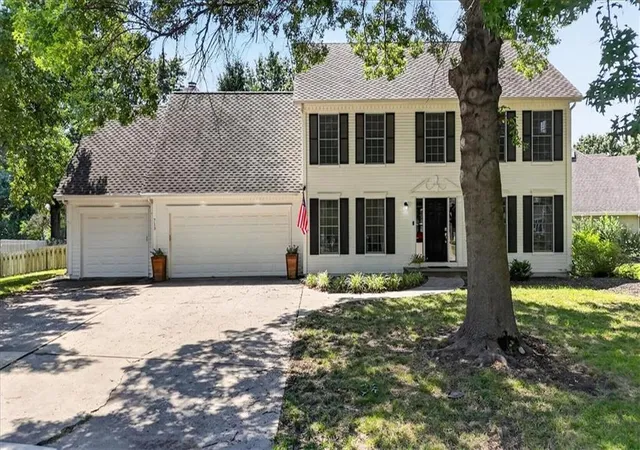 Photo 2 of Single family home for sale at 713 Nw Eagle Ridge Cir, Lees Summit, MO 64081 | MLS# 2645201 | Listing updated on 2026-10-08