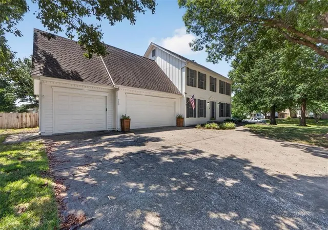 Photo 3 of Single family home for sale at 713 Nw Eagle Ridge Cir, Lees Summit, MO 64081 | MLS# 2645201 | Listing updated on 2026-10-08