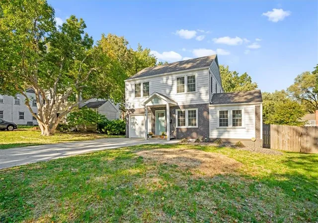 Photo 3 of Sale Pending at 8639 Maiden Ln, Kansas City, MO 64114 | MLS# 2645220 | Listing updated on 2026-10-15