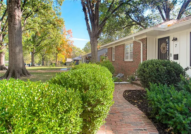 Photo 2 of Single family home for sale at 7 E 109 Street, Kansas City, MO 64114 | MLS# 2645225 | Listing updated on 2026-10-29
