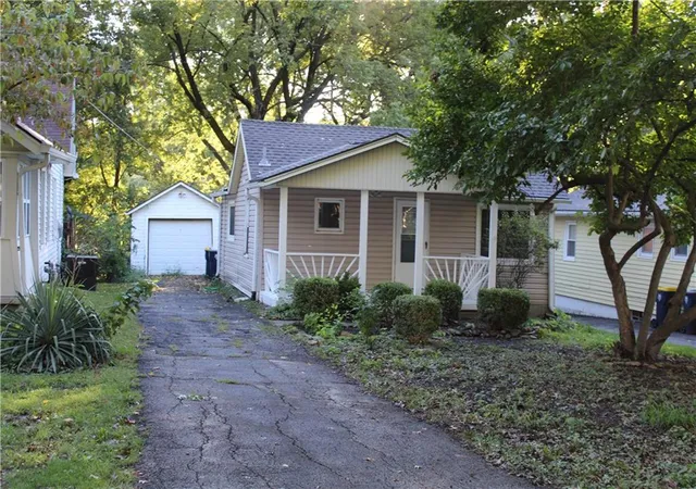 Single family home for sale at 7811 Summit St, Kansas City, MO 64114 | MLS# 2645226