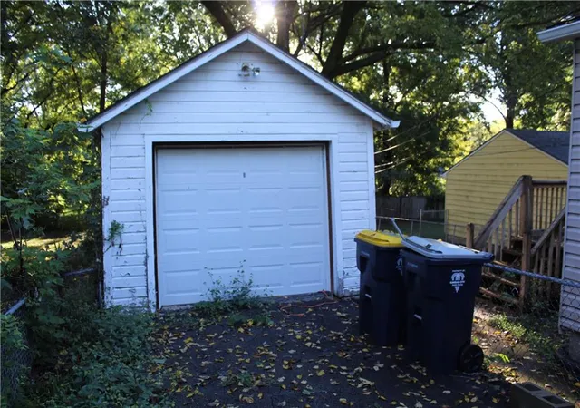 Photo 2 of Single family home for sale at 7811 Summit St, Kansas City, MO 64114 | MLS# 2645226 | Listing updated on 2026-10-07