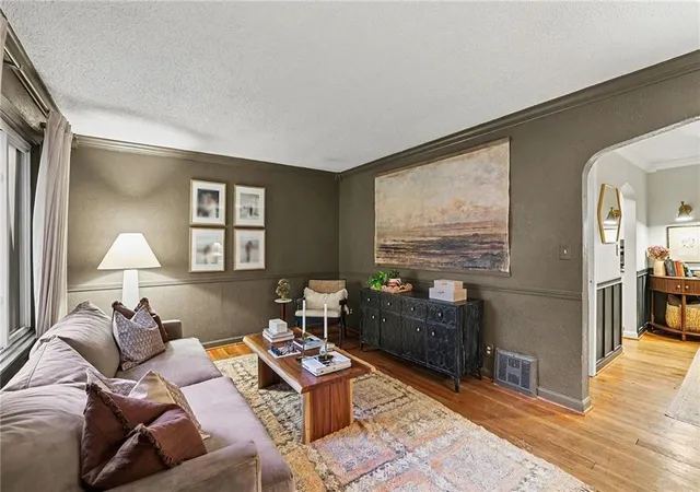Photo 4 of Single family home for sale at 8101 Belleview Ave, Kansas City, MO 64114 | MLS# 2645232 | Listing updated on 2026-10-18