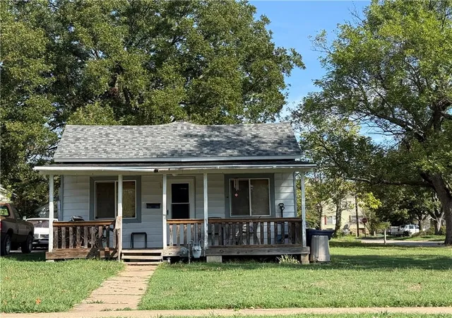 Single family home for sale at 1000 Locust St, Independence, KS 67301 | MLS# 2645239