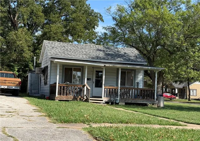 Photo 2 of Single family home for sale at 1000 Locust St, Independence, KS 67301 | MLS# 2645239 | Listing updated on 2026-10-03
