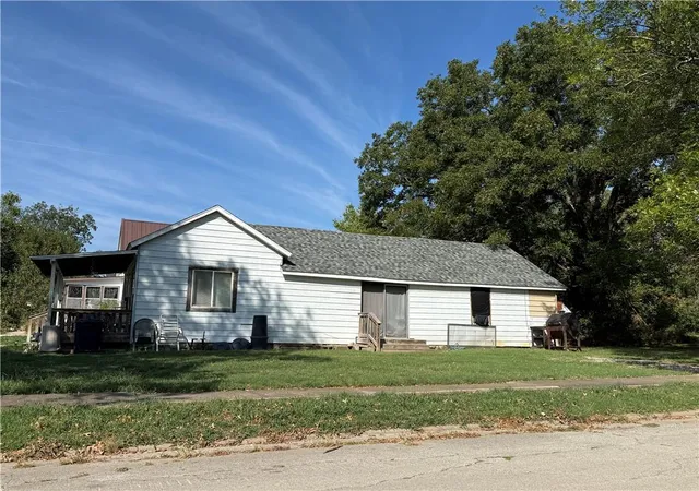 Photo 3 of Single family home for sale at 1000 Locust St, Independence, KS 67301 | MLS# 2645239 | Listing updated on 2026-10-07