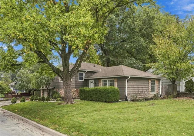 Photo 3 of Single family home for sale at 5603 Maple St, Mission, KS 66202 | MLS# 2645242 | Listing updated on 2026-10-18