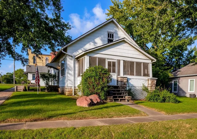 Photo 2 of Single family home for sale at 501 E 5th Street, Tonganoxie, KS 66086 | MLS# 2645255 | Listing updated on 2026-10-17