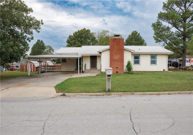 Photo 2 of Single family home for sale at 1008 Coronada St, Coffeyville, KS 67337 | MLS# 2645257 | Listing updated on 2026-10-03