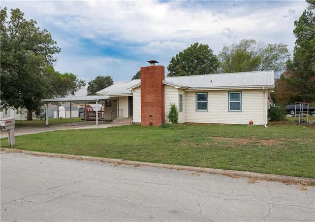 Photo 3 of Single family home for sale at 1008 Coronada St, Coffeyville, KS 67337 | MLS# 2645257 | Listing updated on 2026-10-03