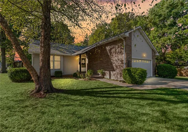 Photo 1 of Single family home for sale at 112 W Calvird Dr, Clinton, MO 64735 | MLS# 2645269 | Listing updated on 2026-10-06