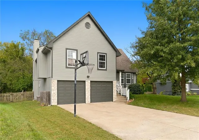 Photo 2 of Single family home for sale at 620 SE Ashton Dr, Lees Summit, MO 64063 | MLS# 2645276 | Listing updated on 2026-10-22