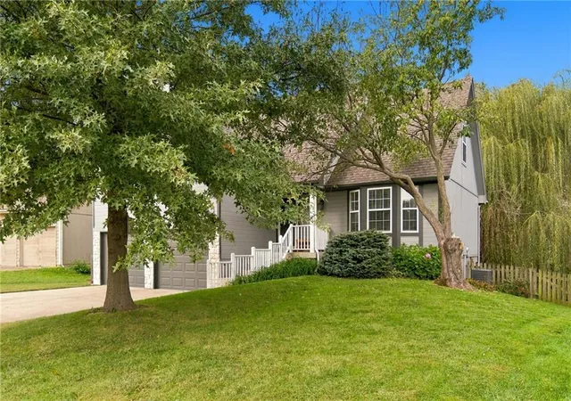 Photo 3 of Single family home for sale at 620 SE Ashton Dr, Lees Summit, MO 64063 | MLS# 2645276 | Listing updated on 2026-10-22