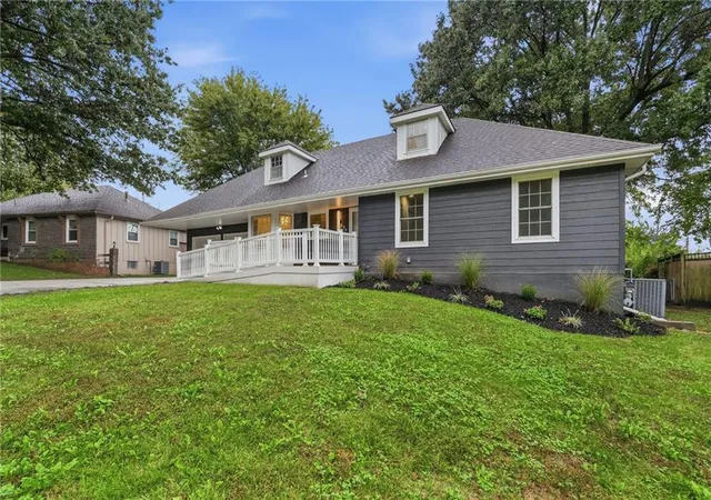 Photo 2 of Single family home for sale at 609 Sw Elwood Dr, Lees Summit, MO 64081 | MLS# 2645280 | Listing updated on 2026-10-03