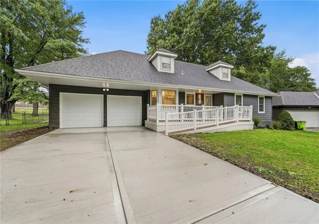 Photo 3 of Single family home for sale at 609 Sw Elwood Dr, Lees Summit, MO 64081 | MLS# 2645280 | Listing updated on 2026-10-03